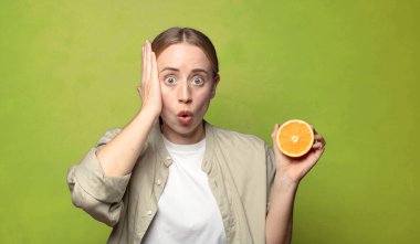 Genç, sarışın, turuncu bir kadın.