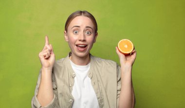 Genç, sarışın, turuncu bir kadın.