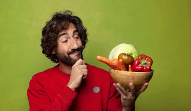 Sebzeli sakallı genç adam.