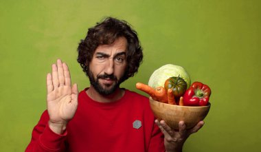 Sebzeli sakallı genç adam.