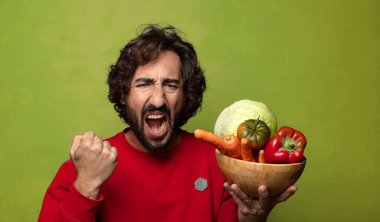 Sebzeli sakallı genç adam.