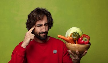 Sebzeli sakallı genç adam.