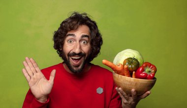 Sebzeli sakallı genç adam.