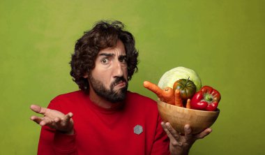 Sebzeli sakallı genç adam.