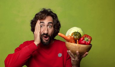 Sebzeli sakallı genç adam.