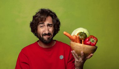 Sebzeli sakallı genç adam.