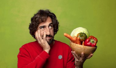 Sebzeli sakallı genç adam.