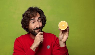 Portakallı genç, sakallı adam.