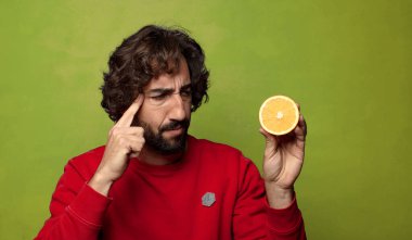 Portakallı genç, sakallı adam.