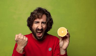 Portakallı genç, sakallı adam.