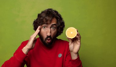 Portakallı genç, sakallı adam.