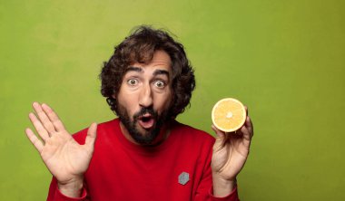 Portakallı genç, sakallı adam.