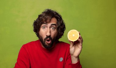 Portakallı genç, sakallı adam.