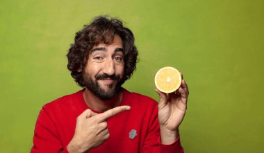 Portakallı genç, sakallı adam.