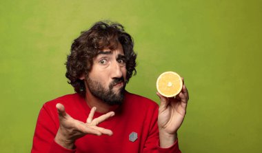 Portakallı genç, sakallı adam.