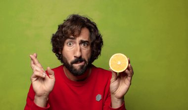 Portakallı genç, sakallı adam.