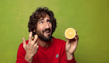 Portakallı genç, sakallı adam.