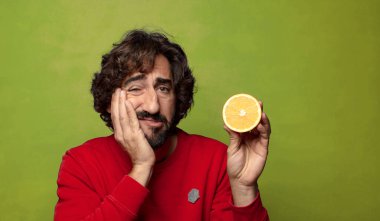 Portakallı genç, sakallı adam.