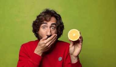 Portakallı genç, sakallı adam.