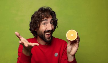 Portakallı genç, sakallı adam.