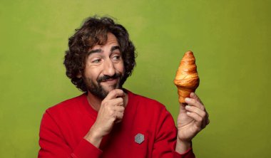 Genç, sakallı bir adam. Hamamböceği kavramı kruvasan kavramı