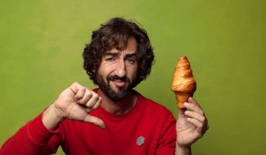 Genç, sakallı bir adam. Hamamböceği kavramı kruvasan kavramı