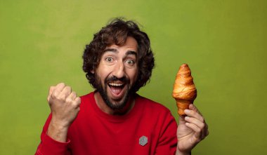 Genç, sakallı bir adam. Hamamböceği kavramı kruvasan kavramı