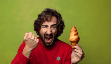 Genç, sakallı bir adam. Hamamböceği kavramı kruvasan kavramı