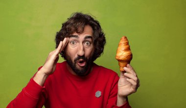 Genç, sakallı bir adam. Hamamböceği kavramı kruvasan kavramı