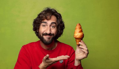 Genç, sakallı bir adam. Hamamböceği kavramı kruvasan kavramı