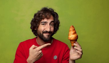 Genç, sakallı bir adam. Hamamböceği kavramı kruvasan kavramı