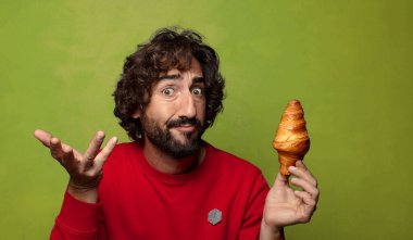 Genç, sakallı bir adam. Hamamböceği kavramı kruvasan kavramı