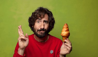 Genç, sakallı bir adam. Hamamböceği kavramı kruvasan kavramı