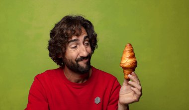 Genç, sakallı bir adam. Hamamböceği kavramı kruvasan kavramı