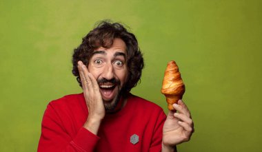 Genç, sakallı bir adam. Hamamböceği kavramı kruvasan kavramı