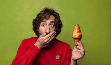 Genç, sakallı bir adam. Hamamböceği kavramı kruvasan kavramı