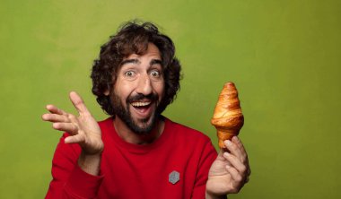 Genç, sakallı bir adam. Hamamböceği kavramı kruvasan kavramı