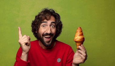 Genç, sakallı bir adam. Hamamböceği kavramı kruvasan kavramı