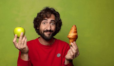 Genç, sakallı bir adam. Hamamböceği kavramı kruvasan kavramı