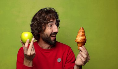 Genç, sakallı bir adam. Hamamböceği kavramı kruvasan kavramı