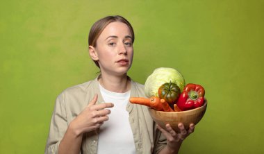 Sebzeli genç sarışın kadın. Hamamböceği kavramı kruvasan kavramı