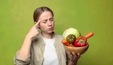 Sebzeli genç sarışın kadın. Hamamböceği kavramı kruvasan kavramı