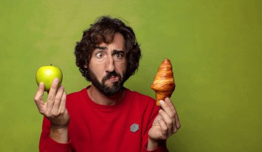 Genç, sakallı bir adam. Hamamböceği kavramı kruvasan kavramı