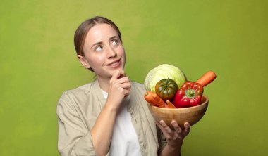 Sebzeli genç sarışın kadın. Hamamböceği kavramı kruvasan kavramı