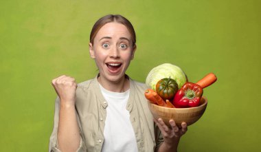 Sebzeli genç sarışın kadın. Hamamböceği kavramı kruvasan kavramı