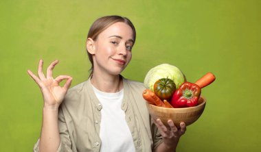 Sebzeli genç sarışın kadın. Hamamböceği kavramı kruvasan kavramı