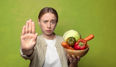 Sebzeli genç sarışın kadın. Hamamböceği kavramı kruvasan kavramı