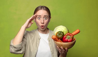 Sebzeli genç sarışın kadın. Hamamböceği kavramı kruvasan kavramı