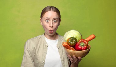 Sebzeli genç sarışın kadın. Hamamböceği kavramı kruvasan kavramı