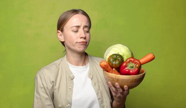 Sebzeli genç sarışın kadın. Hamamböceği kavramı kruvasan kavramı